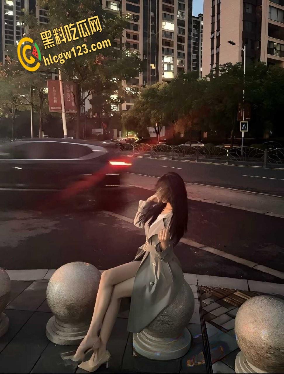 富二代约炮模特【fKabuto】，22岁小模特伴游几天下来操爽了，小穴被干的肿起来!-1