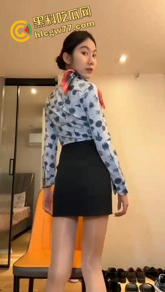 咸阳高颜值实习乘务员『王明倪』黑丝白丝全定制，阴唇发黑骚得宿舍里蝴蝶逼抠到喷水！-4