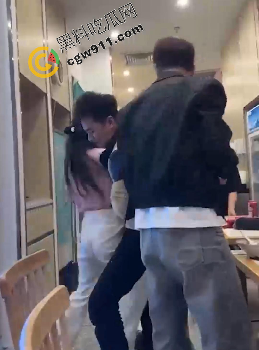 上海财兜兜大黄山小馄饨店：两巨乳骚货撕逼大战，黑衣少女满脸是血，奶子半露，现场血腥火爆！-4