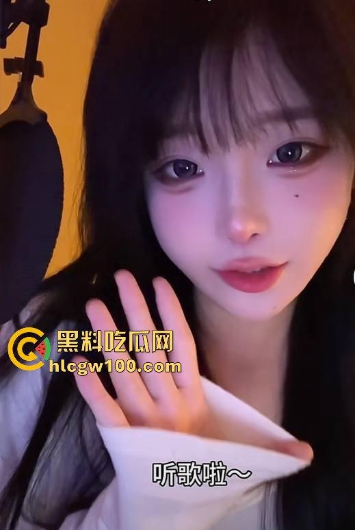 网红劲爆大瓜!!!抖音千万网红【你的欲梦】直播漏奶视频曝光,乳头黑黑的看来童锦成没少吸。-3