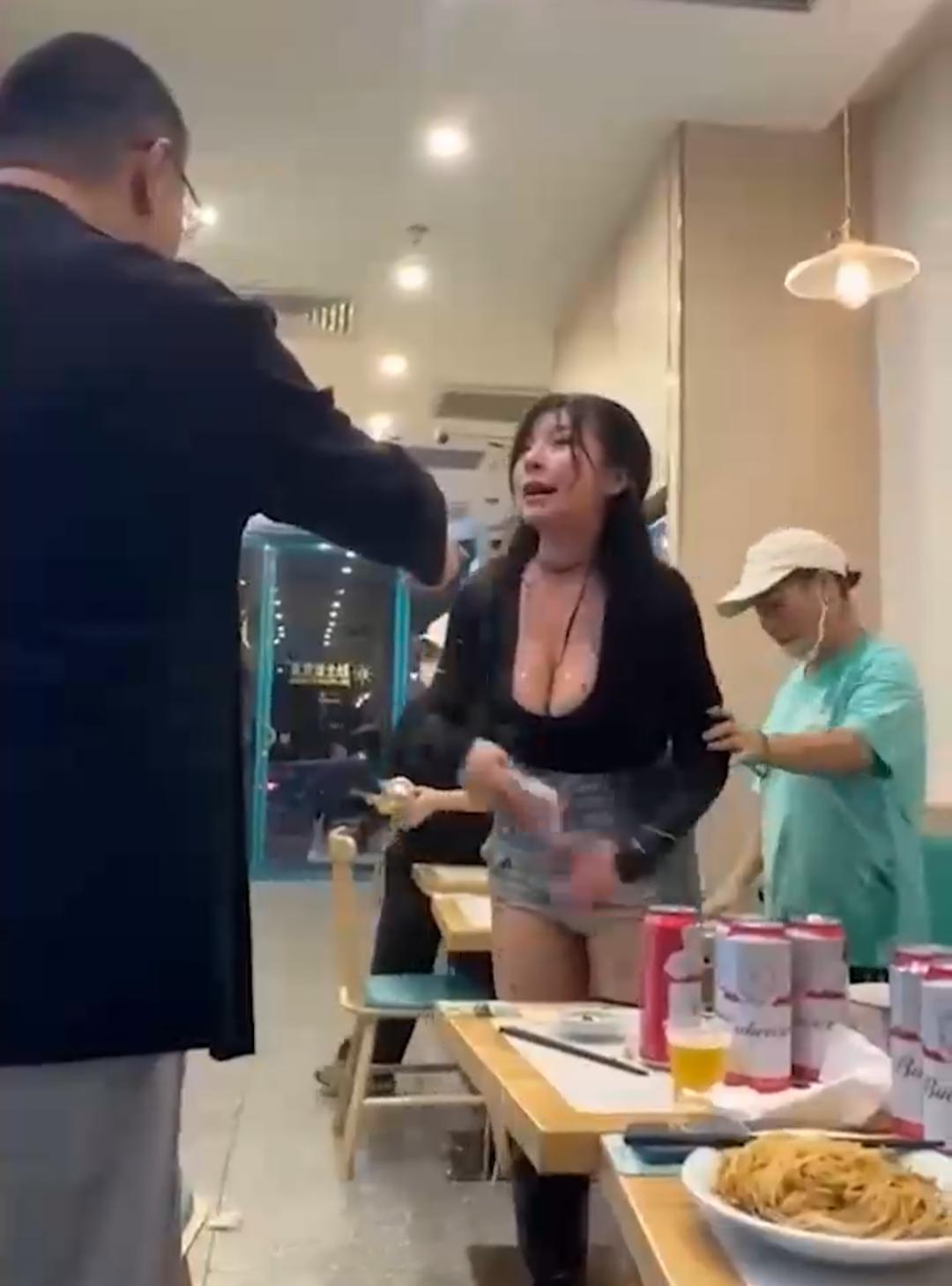 上海财兜兜大黄山小馄饨店：两巨乳骚货撕逼大战，黑衣少女满脸是血，奶子半露，现场血腥火爆！-7