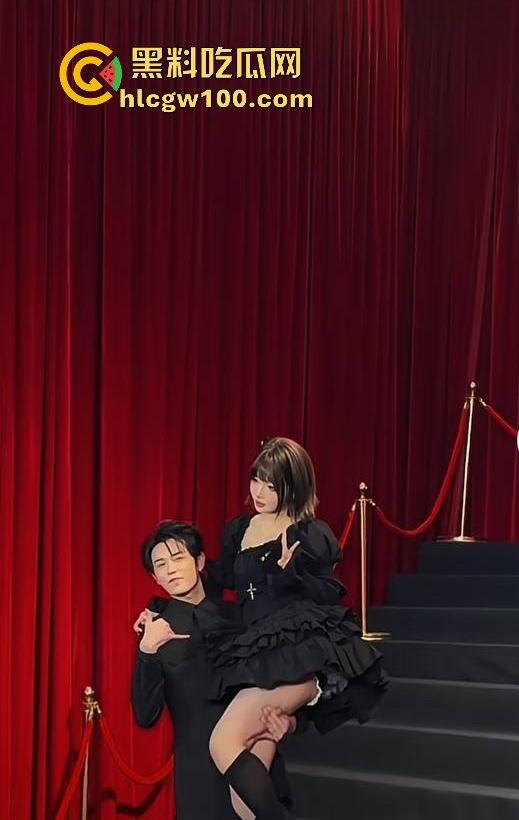 网红劲爆大瓜!!!抖音千万网红【你的欲梦】直播漏奶视频曝光,乳头黑黑的看来童锦成没少吸。-8