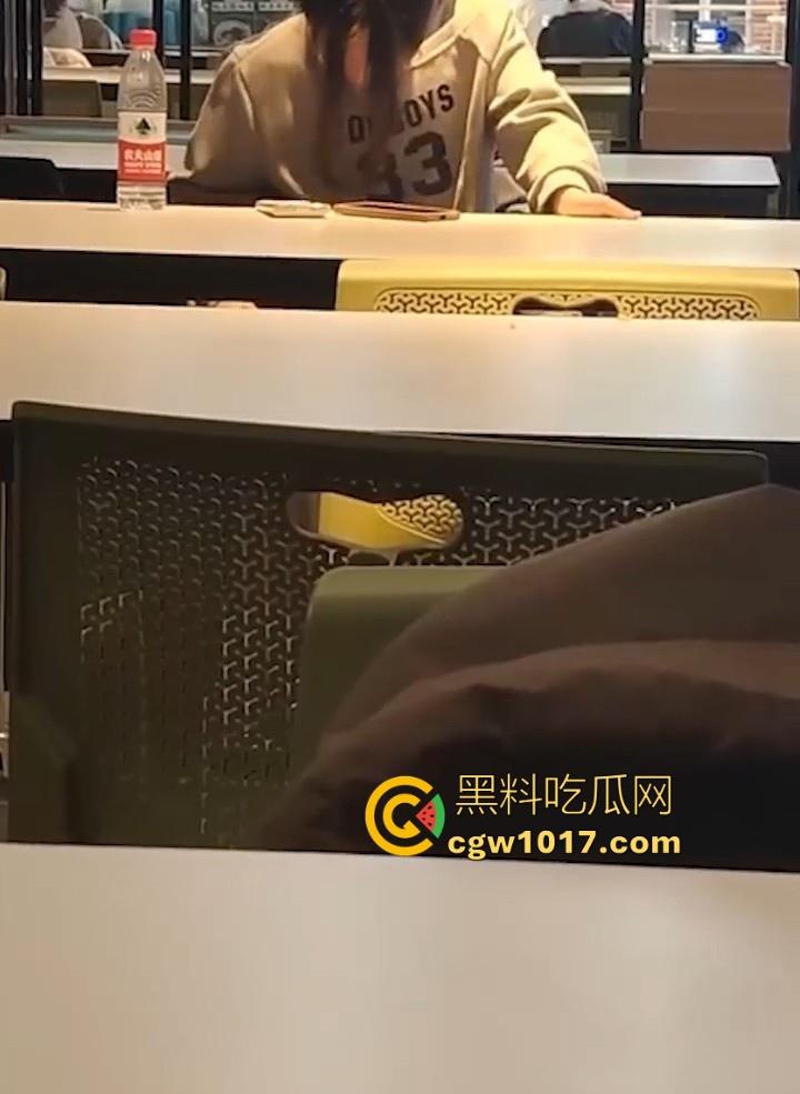 餐厅内情侣大胆玩抠逼,妹子表情扭曲高潮,全自动骑乘榨精,从娇羞到高潮喷潮,合着我们都是你们pay中的一环呗!-2