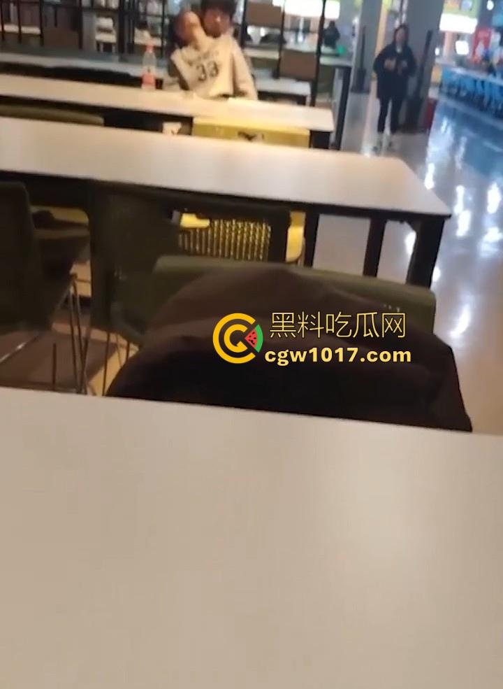 餐厅内情侣大胆玩抠逼,妹子表情扭曲高潮,全自动骑乘榨精,从娇羞到高潮喷潮,合着我们都是你们pay中的一环呗!-3