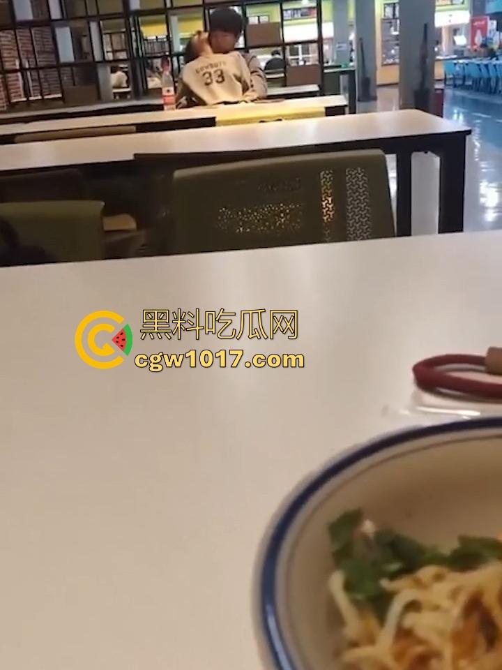 餐厅内情侣大胆玩抠逼,妹子表情扭曲高潮,全自动骑乘榨精,从娇羞到高潮喷潮,合着我们都是你们pay中的一环呗!-4