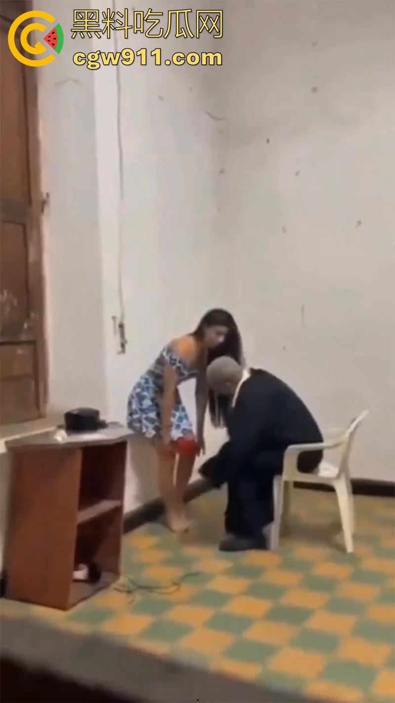 牧师大叔穿道授液，被信徒偷拍，国外牧师密室约会性感洋妞，美腿修长身材极品，正在为尤物净化身心，却被偷拍小伙打断施法！-1