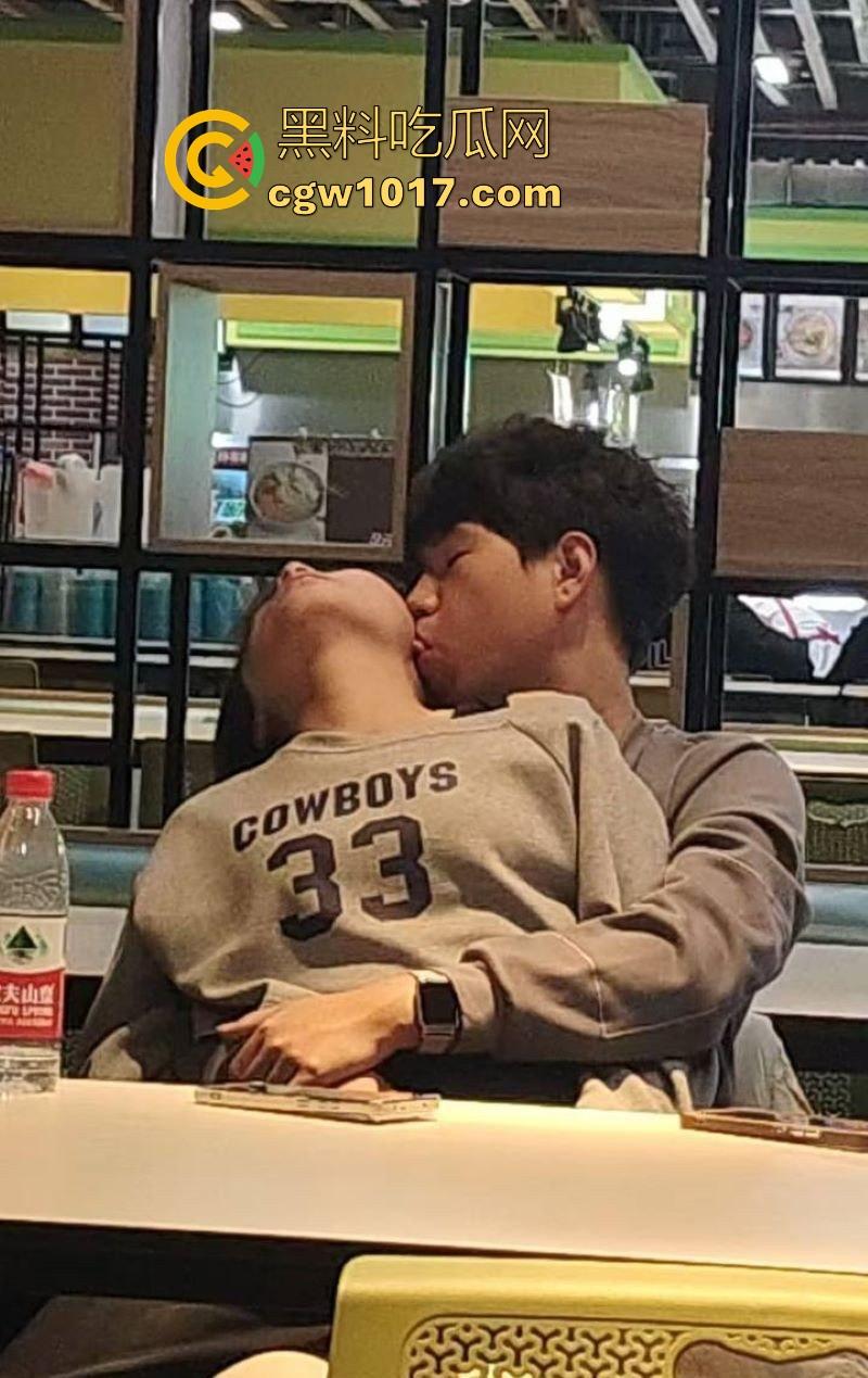 餐厅内情侣大胆玩抠逼,妹子表情扭曲高潮,全自动骑乘榨精,从娇羞到高潮喷潮,合着我们都是你们pay中的一环呗!-9