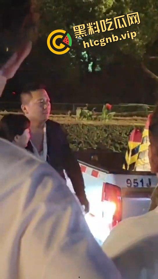 江苏昆山上演家庭伦理剧！弟弟喝酒出车祸，姐姐到场当街教育弟弟！-1