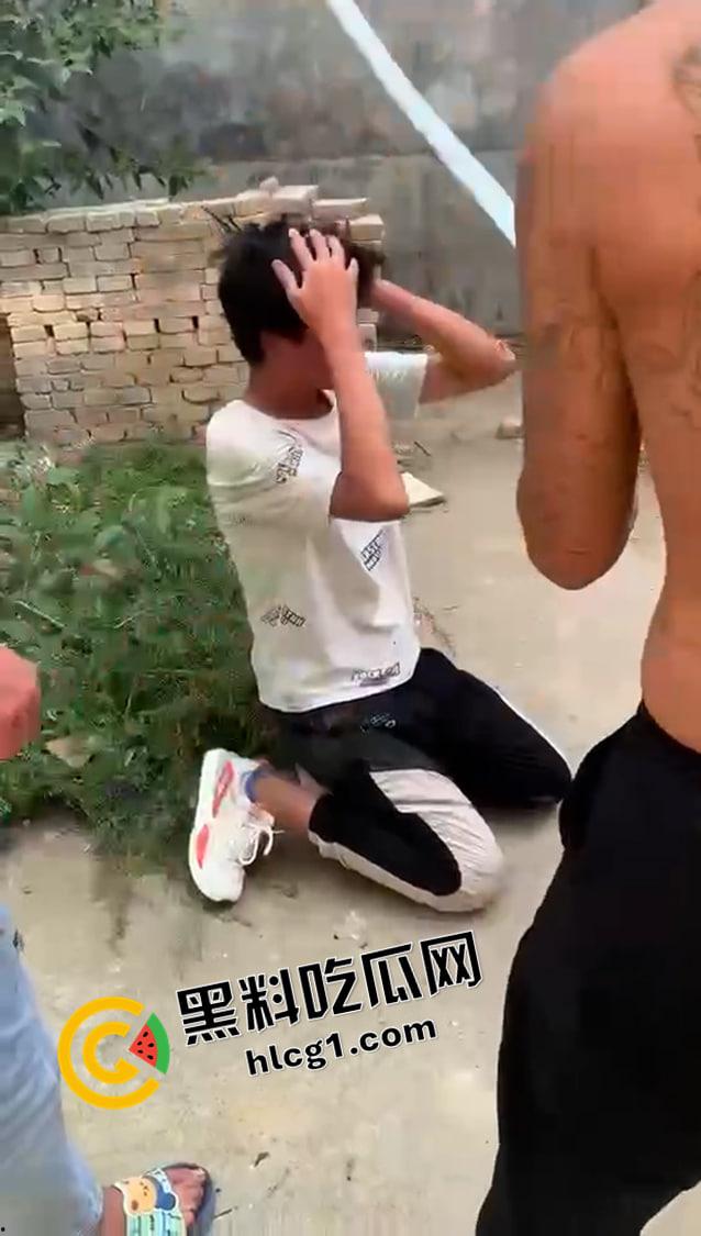 抖音快手热榜！河南南阳持刀霸凌原视频 一群纹身精神小伙持刀围殴 小伙子要被打得神志不清了-3