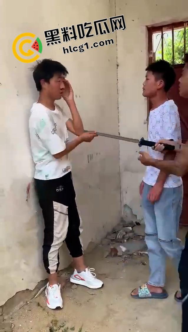 抖音快手热榜！河南南阳持刀霸凌原视频 一群纹身精神小伙持刀围殴 小伙子要被打得神志不清了-4