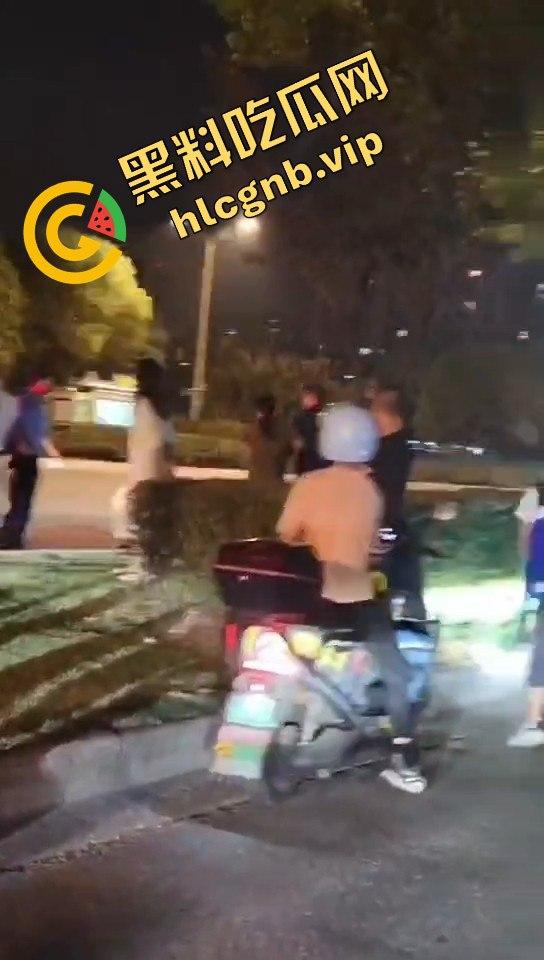 江苏昆山上演家庭伦理剧！弟弟喝酒出车祸，姐姐到场当街教育弟弟！-11