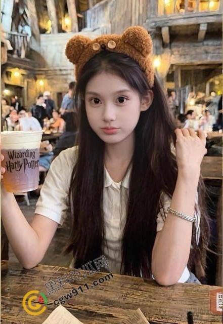 海角大神与妹妹乱伦新作：电梯里妹妹小吊带瑟睡衣诱人至极，使劲揉搓后入猛插，浪叫不停！-2