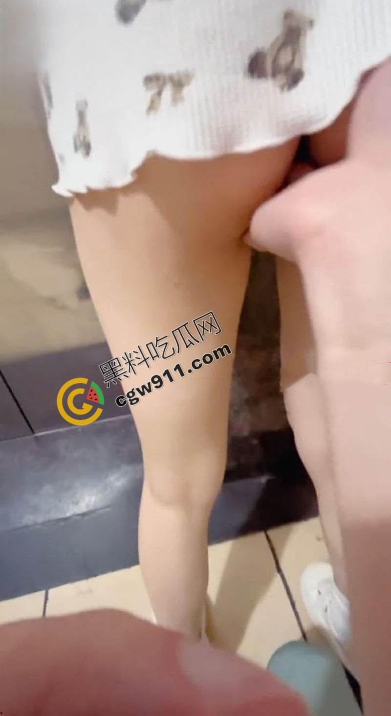 海角大神与妹妹乱伦新作：电梯里妹妹小吊带瑟睡衣诱人至极，使劲揉搓后入猛插，浪叫不停！-4