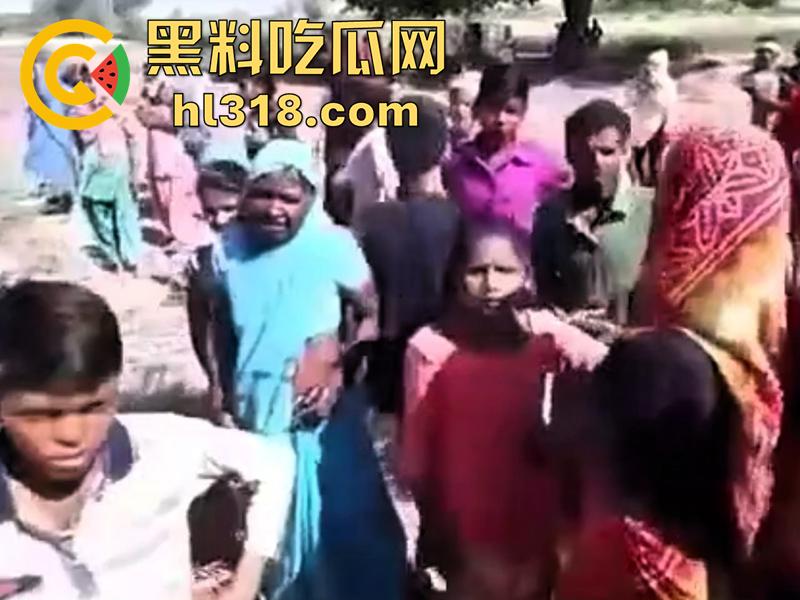 印度农场突发事故,男子偷闲抽烟时,遭同伴恶搞吓唬,竟意外卷入收割机,胸部以下被当场碾碎!-1