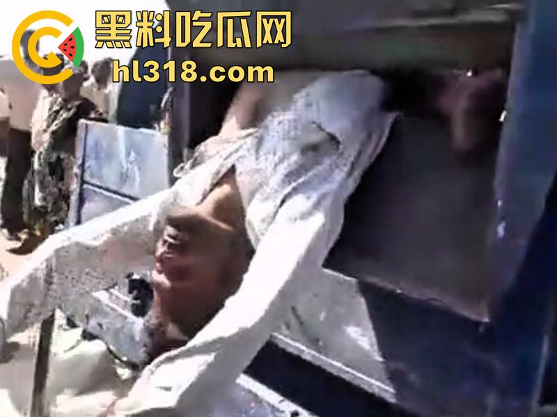 印度农场突发事故,男子偷闲抽烟时,遭同伴恶搞吓唬,竟意外卷入收割机,胸部以下被当场碾碎!-2