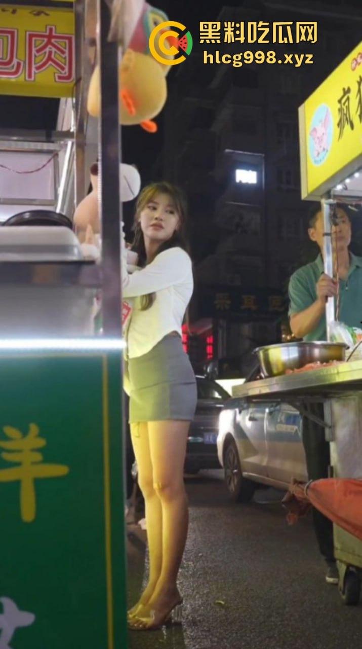 夜市抄底长腿美女 白内逼缝尽收眼底 穿成这样合理怀疑你是故意的!-1