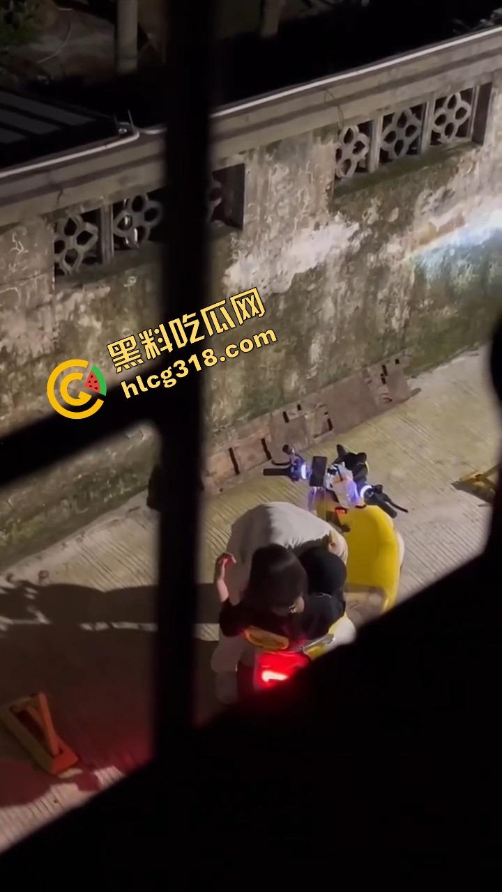 现在小年轻逼瘾太猛，骑小牛电动车都能车震，巷子里妹子张腿坐车上舔逼，随时随地吃海鲜上头！-6