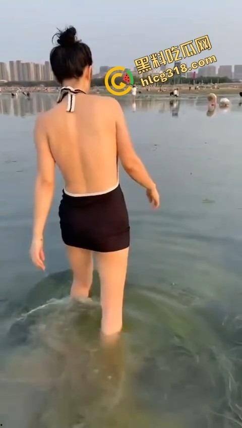 海边捞贝壳结果捞到极品户型，妹子真空出门一弯腰短裙底下整片骚缝露出来，兄弟们这户型值不值下手！-8