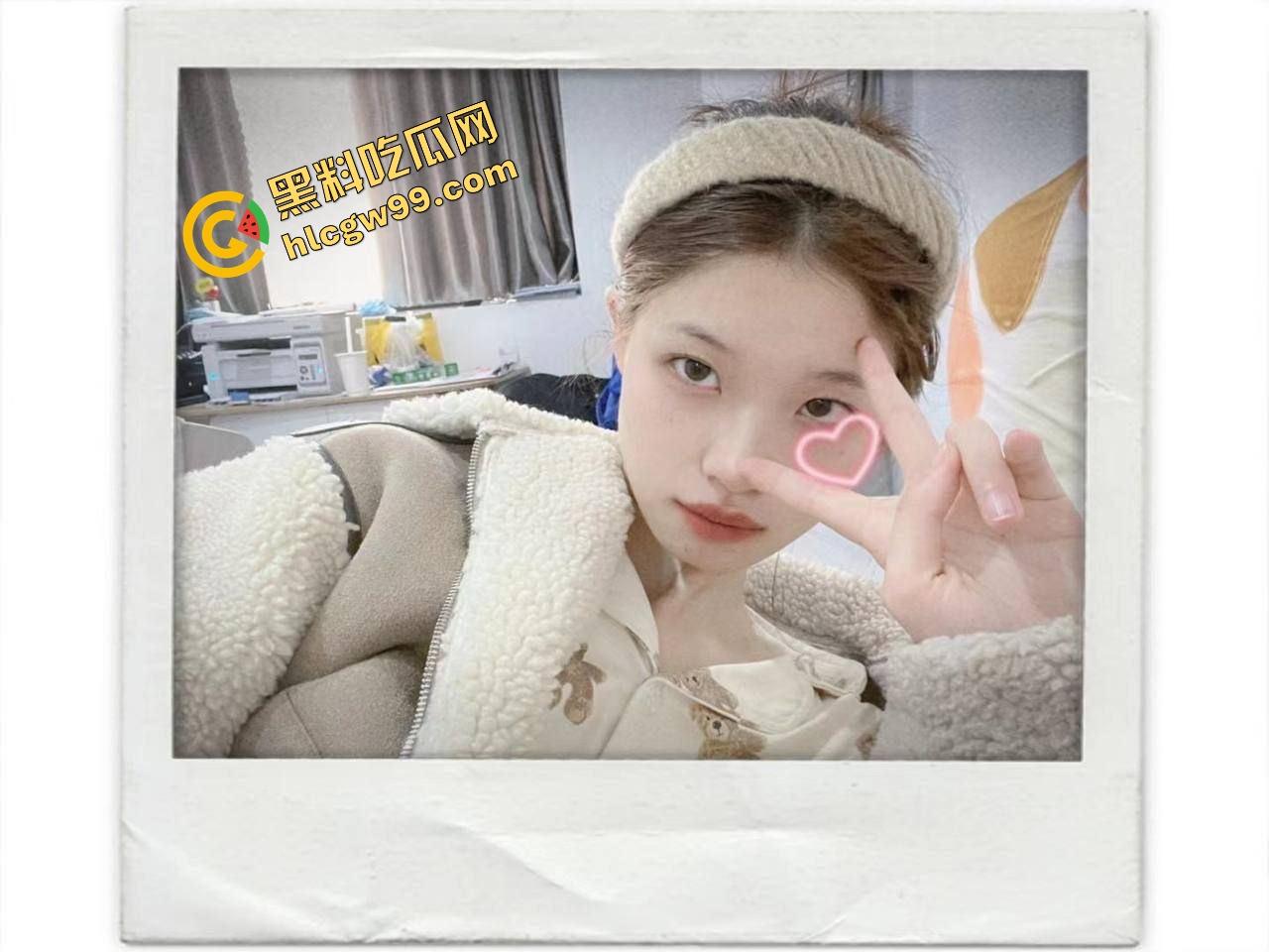 成都理工大学反差骚鸡【余紫琪】趁宿舍没人玩诱惑露出，淫荡口交酒店约炮暴插嫩体！独家曝光流出！-4