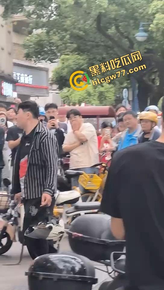 长沙纯爱战士悲剧现场，顺丰小哥为爱打工全身奉献，结果女友当街牵别人，绿得他人都傻了！-4