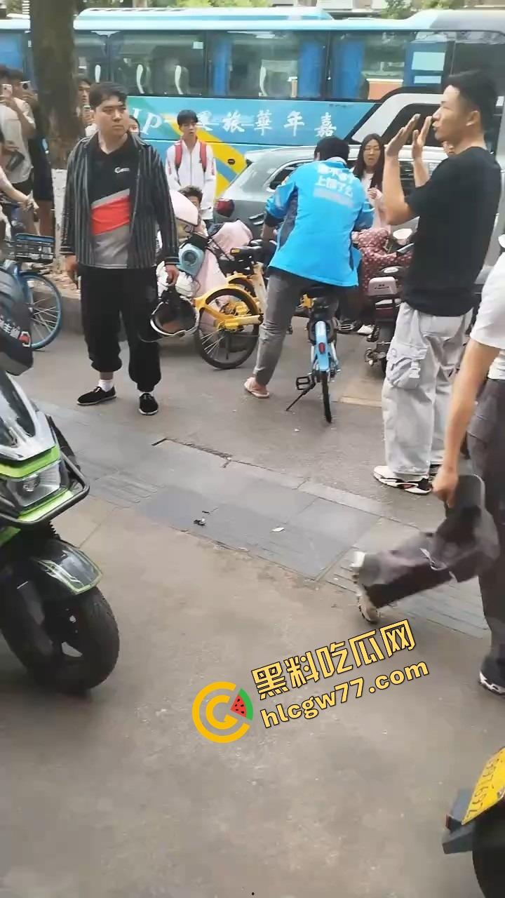 长沙纯爱战士悲剧现场，顺丰小哥为爱打工全身奉献，结果女友当街牵别人，绿得他人都傻了！-7