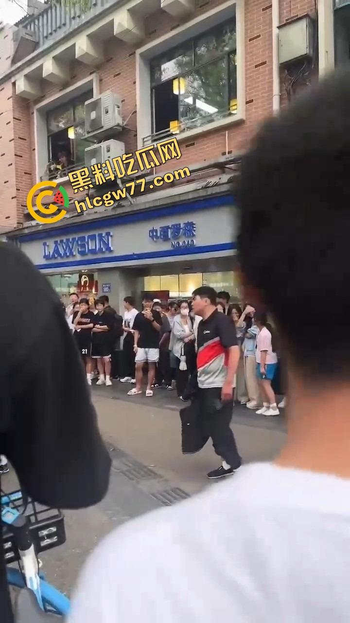 长沙纯爱战士悲剧现场，顺丰小哥为爱打工全身奉献，结果女友当街牵别人，绿得他人都傻了！-10