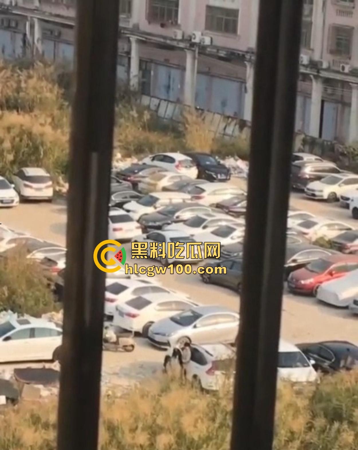 小情侣停车场光着屁股现场造人,野战玩得飞起,邻居拍视频爆出裤子都没脱利索就开干,这也太饥渴了吧!-6