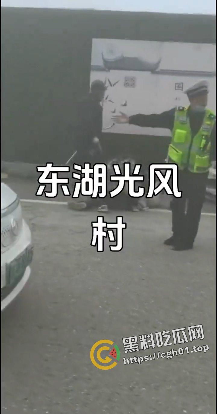武汉东湖风光村强拆事件！拆迁队和村民大混战 警察在一旁无动于衷 相关话题全网删除 现场视频流出-3