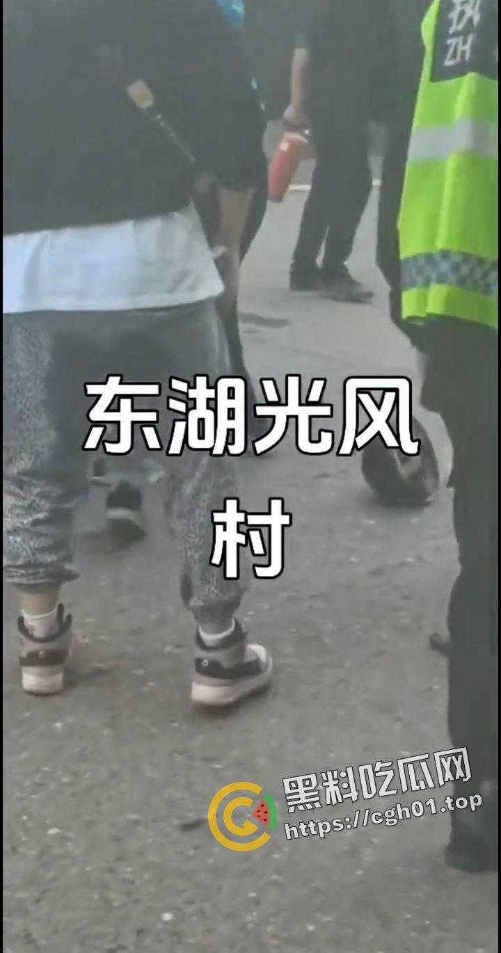 武汉东湖风光村强拆事件！拆迁队和村民大混战 警察在一旁无动于衷 相关话题全网删除 现场视频流出-8