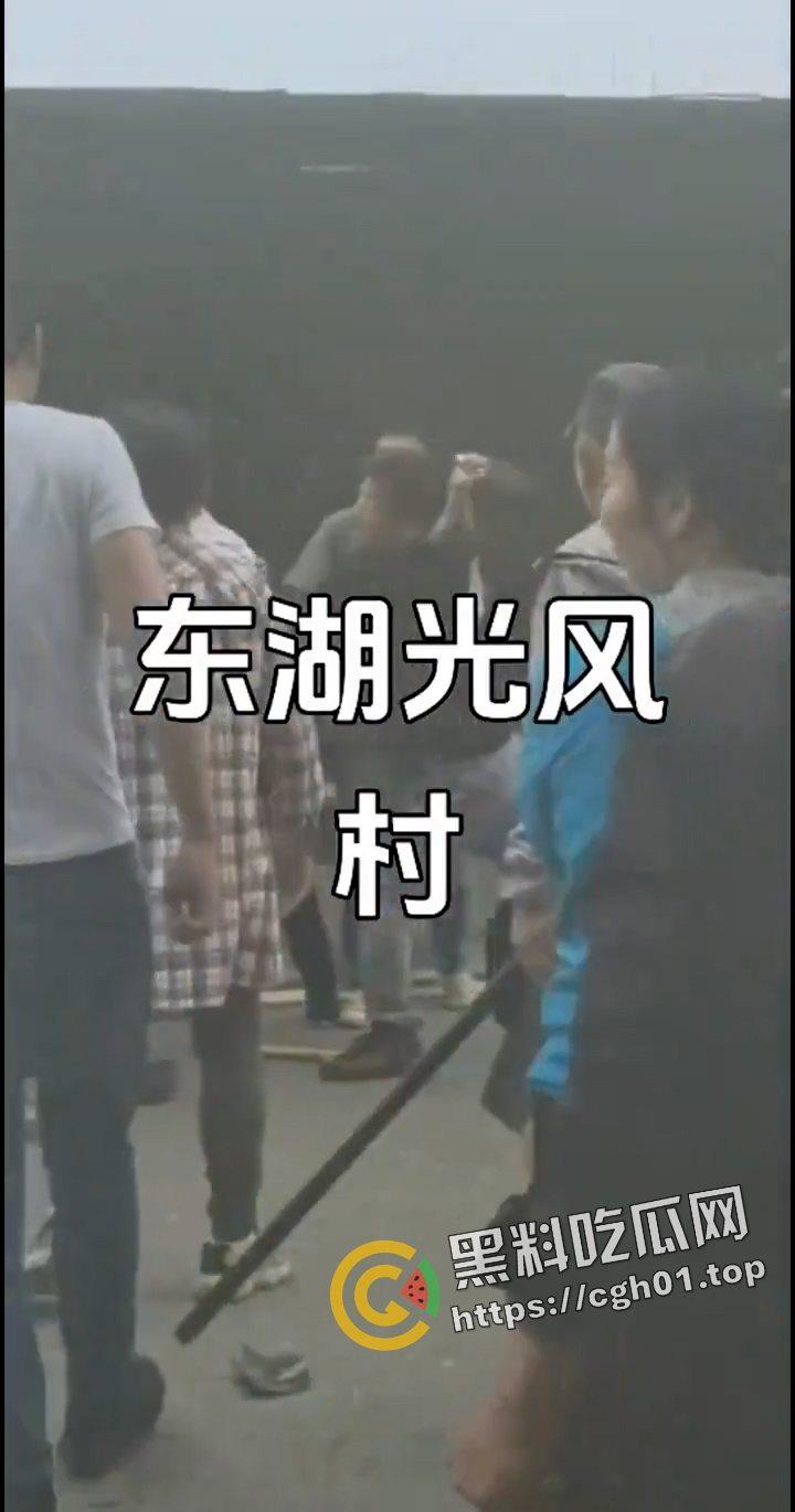武汉东湖风光村强拆事件！拆迁队和村民大混战 警察在一旁无动于衷 相关话题全网删除 现场视频流出-9