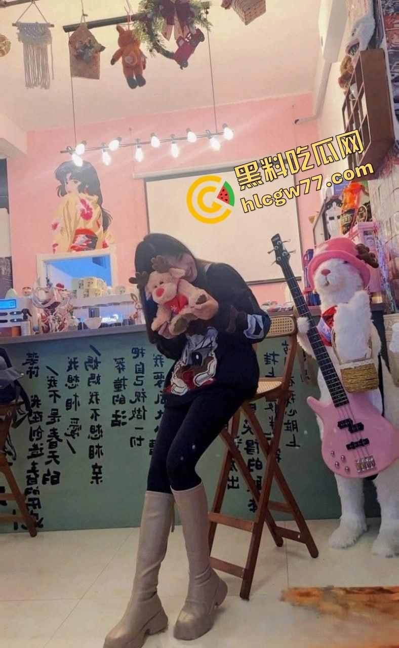 天津天狮学院『罗霜霜』白天啃教材，晚上啃鸡巴张开嫩逼直播喷水 高潮时自己还抽搐着打滚儿！-2