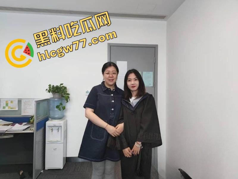 天津天狮学院『罗霜霜』白天啃教材，晚上啃鸡巴张开嫩逼直播喷水 高潮时自己还抽搐着打滚儿！-5