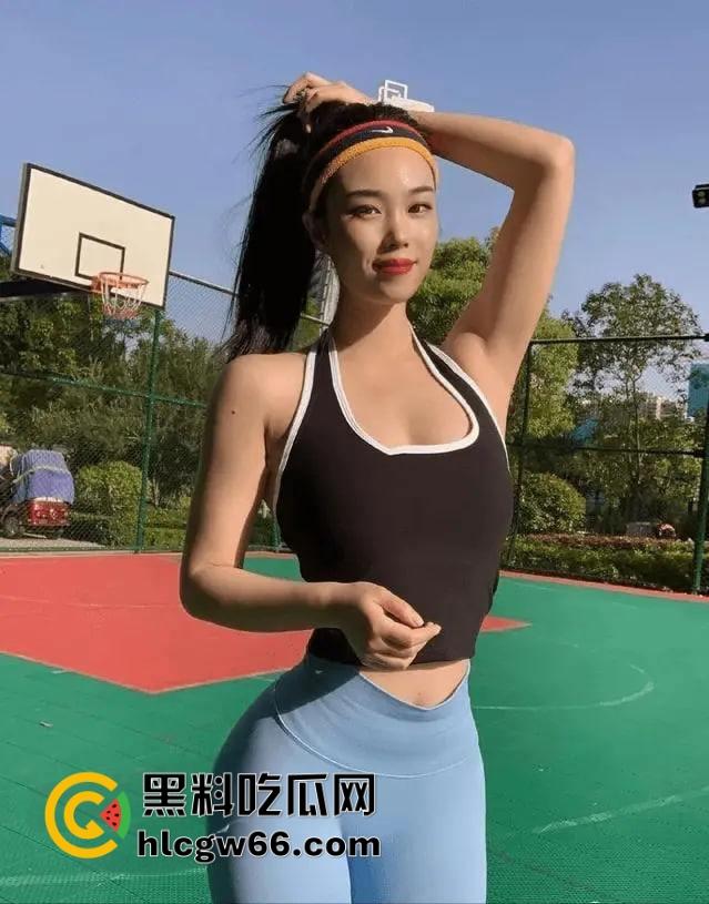 表姐周末在家扭瑜伽被我摁床上猛操到喷汁，裤子一扯浪水淌成河，内衣不穿的贱货嘴上骂滚含屌舔到腿抖-5