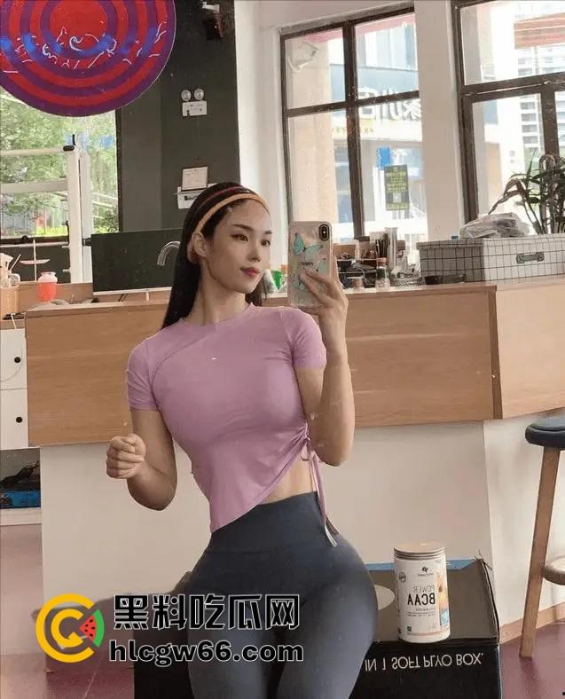 表姐周末在家扭瑜伽被我摁床上猛操到喷汁，裤子一扯浪水淌成河，内衣不穿的贱货嘴上骂滚含屌舔到腿抖-6