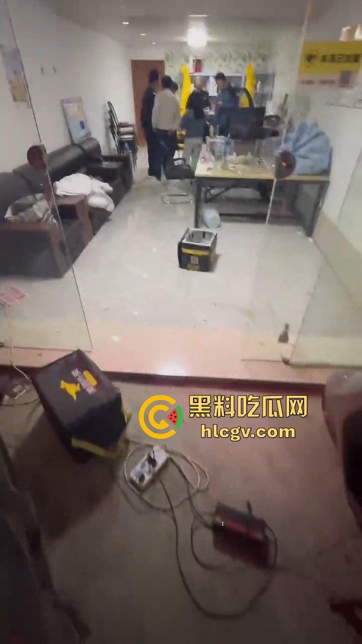 外卖小哥送错单,小仙女顾客怒喷对方,结果两人火花四溅直接开骂-5