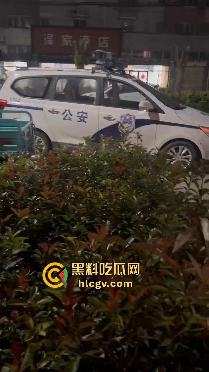 外卖小哥送错单,小仙女顾客怒喷对方,结果两人火花四溅直接开骂-6