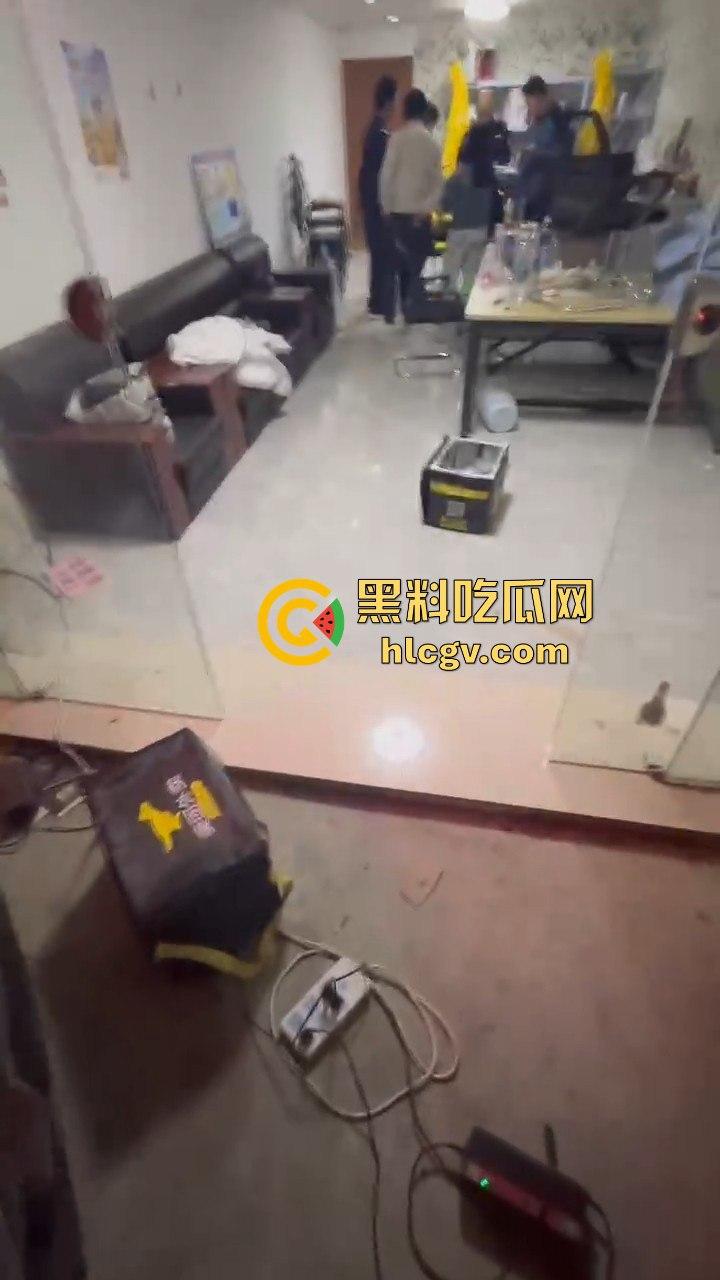 外卖小哥送错单,小仙女顾客怒喷对方,结果两人火花四溅直接开骂-7