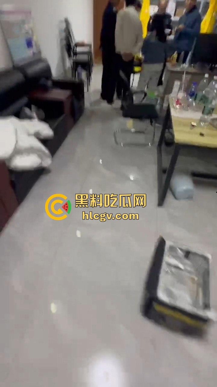 外卖小哥送错单,小仙女顾客怒喷对方,结果两人火花四溅直接开骂-8