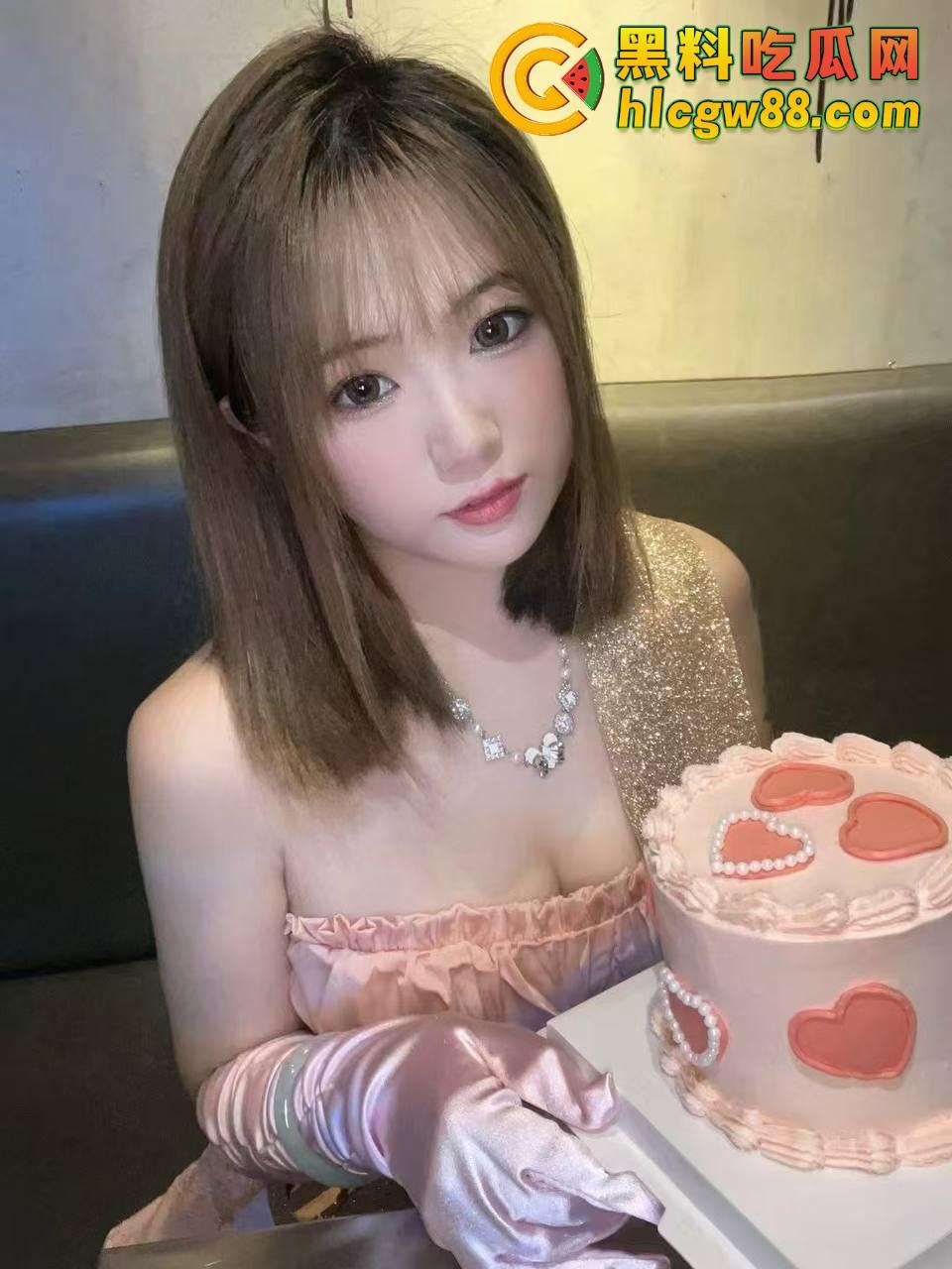 佛山罗总重金拿下女主播『华华华酱』在ET9车震,激情未尽就被原配跟小舅子当场捉奸,裤子都没穿好!-8