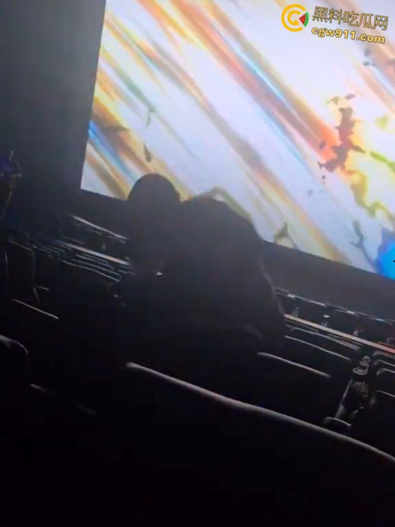 美国太阳谷AMC影院斗殴，一男子观影时当众小便，溅到邻座引起愤怒，遭观众围殴打得鼻青脸肿！-3