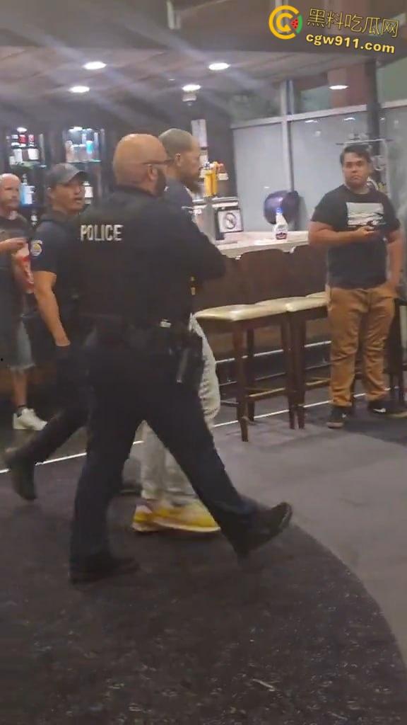 美国太阳谷AMC影院斗殴，一男子观影时当众小便，溅到邻座引起愤怒，遭观众围殴打得鼻青脸肿！-7