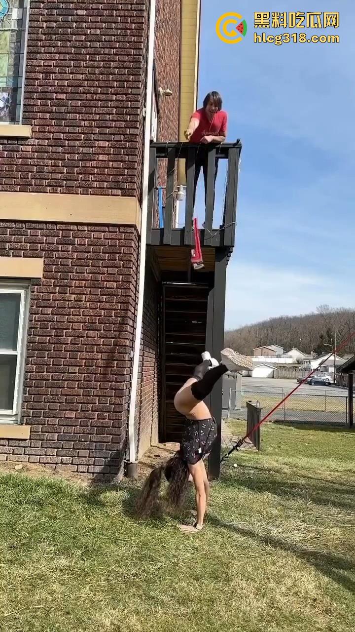 奇葩的离谱操作， 用铲子扇逼用砖头砸鸡鸡用扳手高空插逼，这都是什么操作啊，说是在锻炼绝世武功都有人信！-1