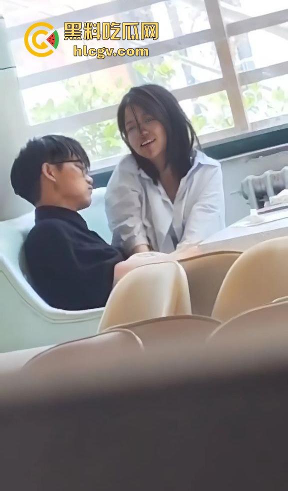 郑州轻工业大学猛料！图书馆里学生妹公然给男友打飞机，偷情现场被偷拍流出！-9