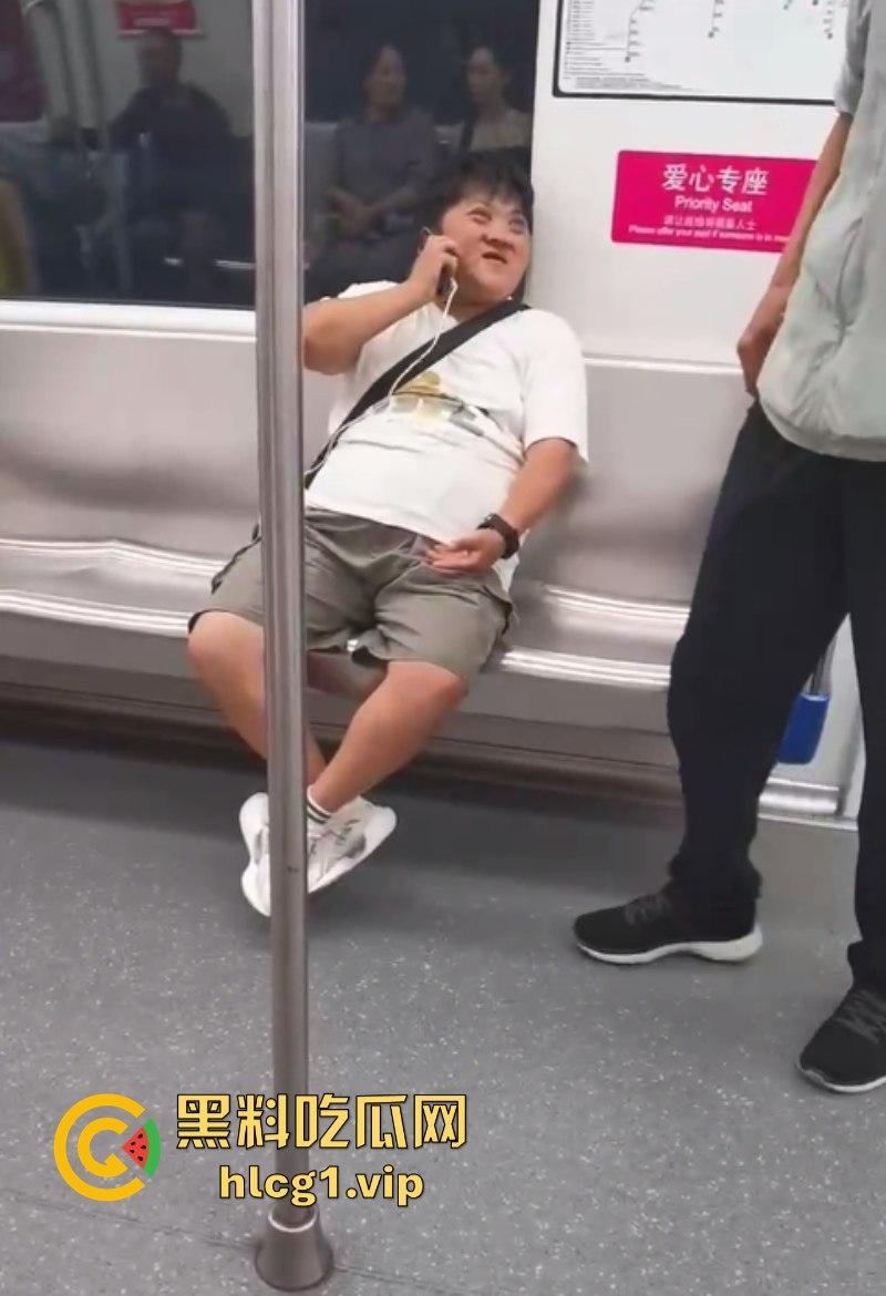 大爷:你换个人摸可好?女子地铁内多次摸大爷身体吓跑同排乘客!-3