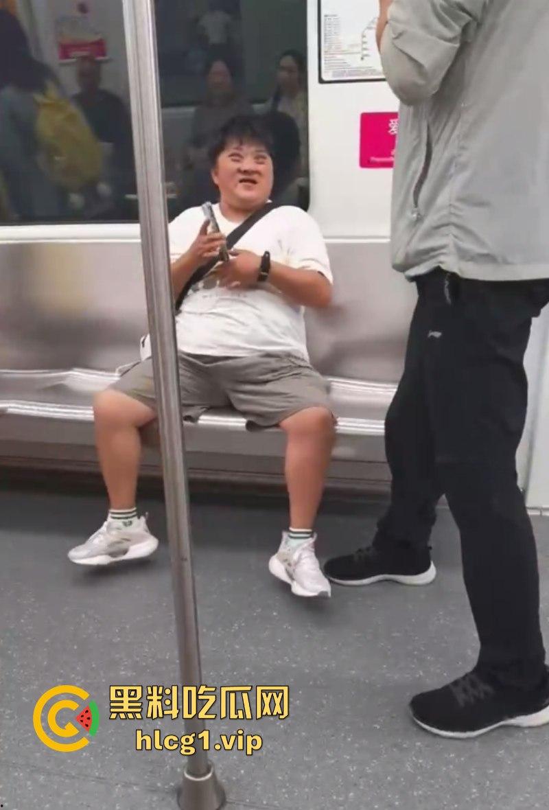 大爷:你换个人摸可好?女子地铁内多次摸大爷身体吓跑同排乘客!-6