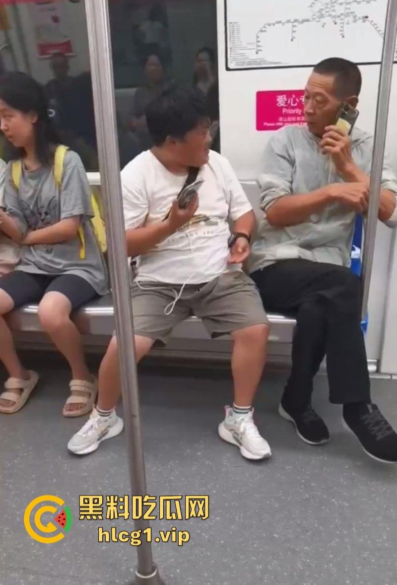 大爷:你换个人摸可好?女子地铁内多次摸大爷身体吓跑同排乘客!-7