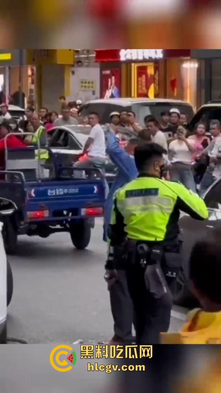 警察打交警你敢信？东莞市长安万科长青街上演交警PK公安大场面 便衣辅警装假警对其殴打！-4