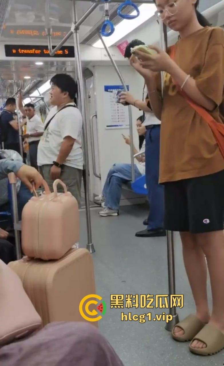 大爷:你换个人摸可好?女子地铁内多次摸大爷身体吓跑同排乘客!-8