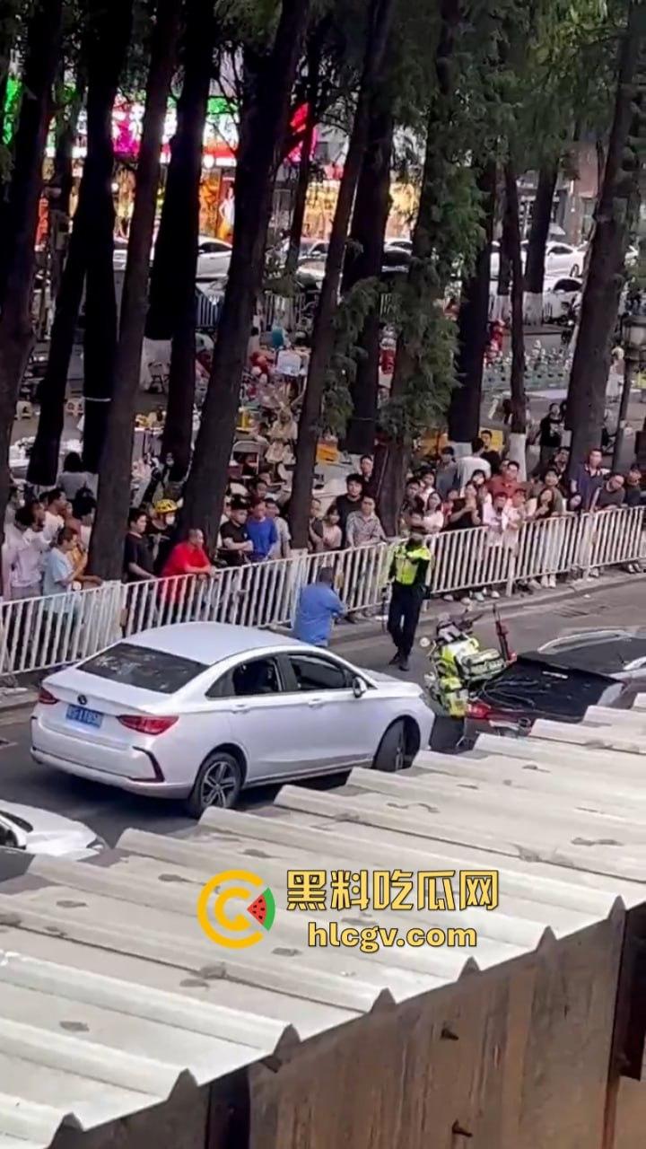 警察打交警你敢信？东莞市长安万科长青街上演交警PK公安大场面 便衣辅警装假警对其殴打！-5