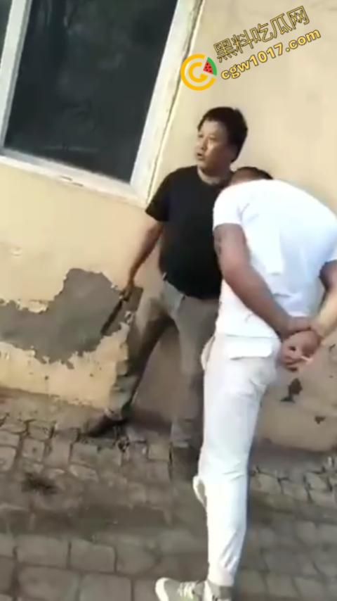 巷中血战：刀光闪烁，白衣男子求锤得锤，黑衣男子疯狂连刀，街头惊魂一幕，鲜血四溅，震惊全城！-4